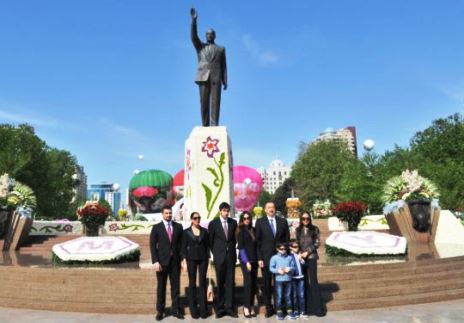 Глава государства принял участие в Празднике цветов - ФОТО